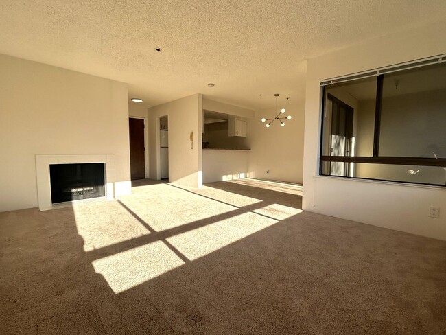 Building Photo - Tranquil Living in a Palo Alto Gem: 1-Bedroom Condo on the Third Floor with In Unit 337