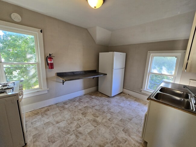 Photo - 437 Riehl St