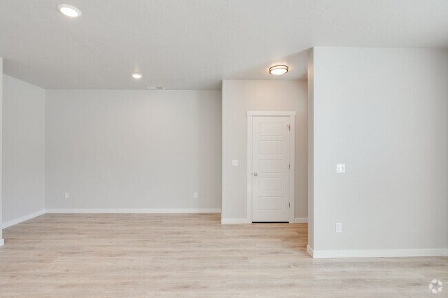 Building Photo - Gorgeous Townhome available!
