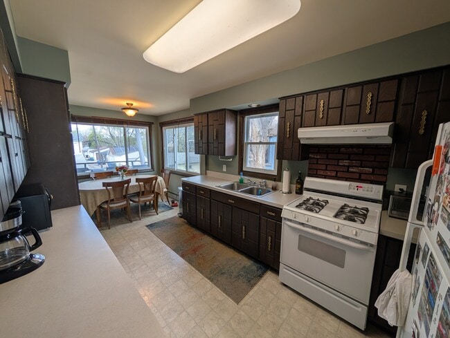 Photo - 409 Broadway St NE