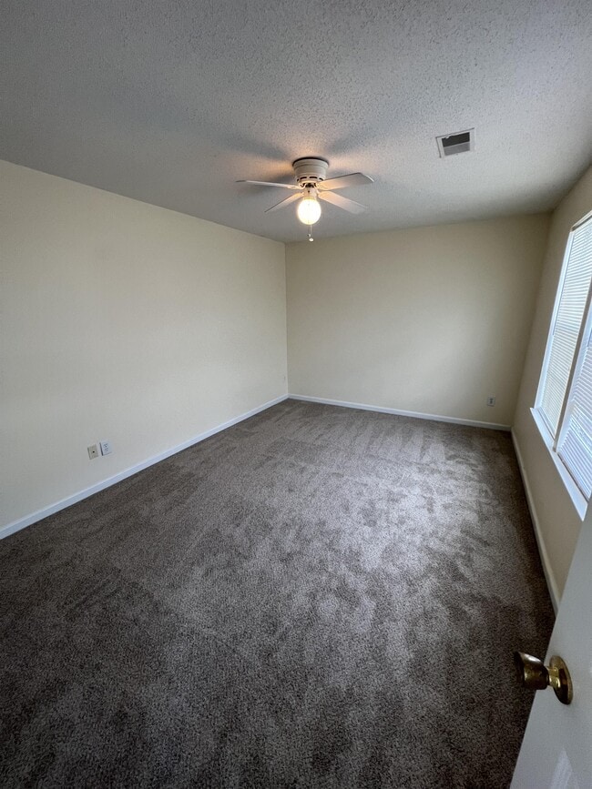 Photo - 221 Fox Grove Cir