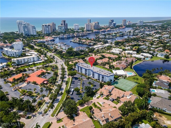 Photo - 555 Park Shore Dr Unidad B302 Rental