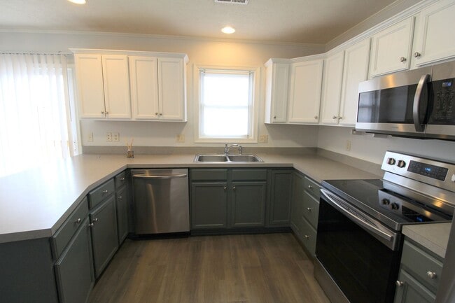 Photo - 3 story townhome with fenced in yard for rent in Taylor Springs