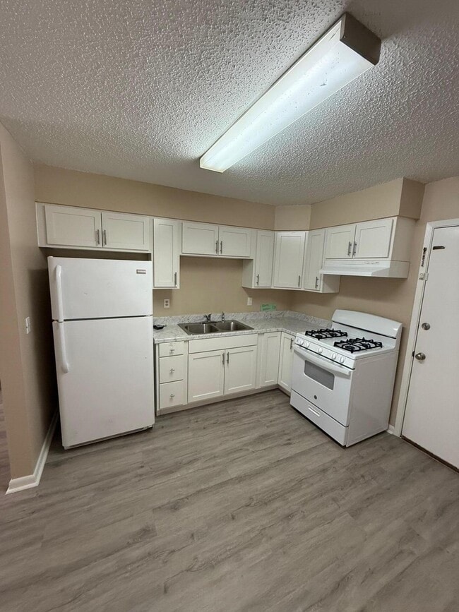 Photo - 830 Cardinal St