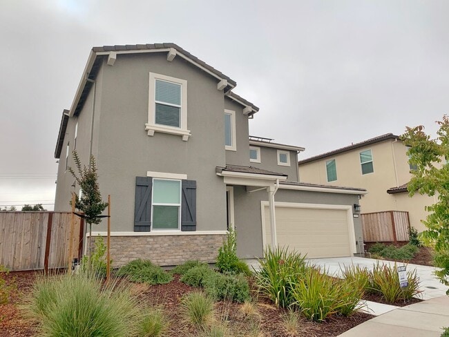 Building Photo - 4 Bedroom Home in Hollister