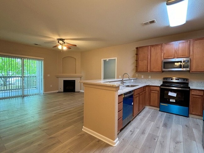 Building Photo - Fully Renovated 2 Bed / 2 Bath in East Aurora — Available 08/01/26