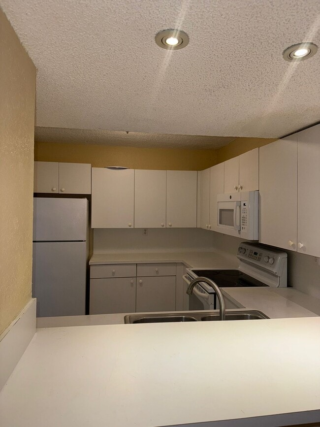Building Photo - 230 W 68th St Unit 210 Rental