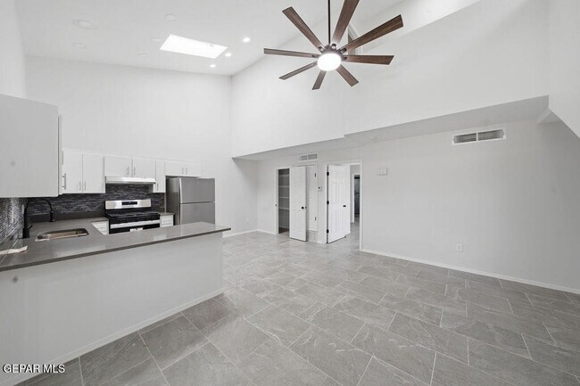 821 Los Lagos Way