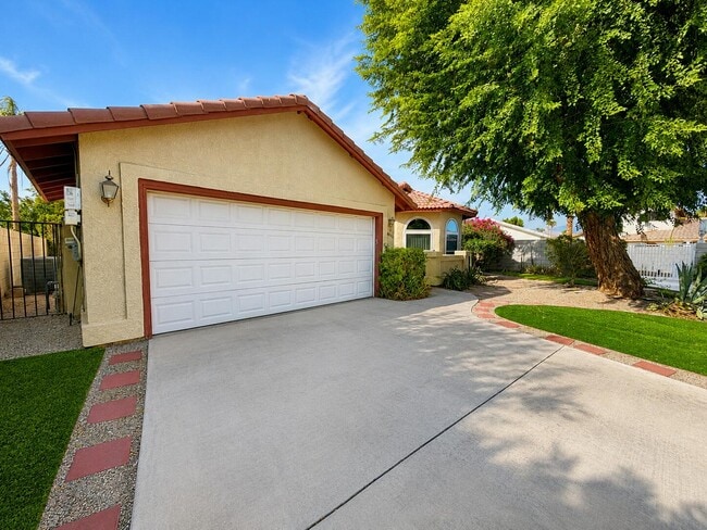 68412 Descanso Cir