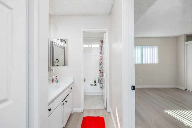 1BR, 1BA - 640SF - Bathroom