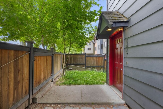 Photo - West Seattle - Large Bright 2 Bedroom 1.75 bath Delridge Townhouse