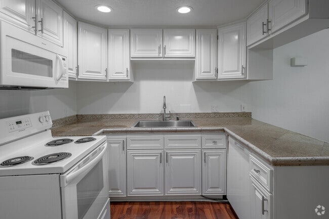2BR, 2BA - 1,050SF - Kitchen - Kashmir Apartments