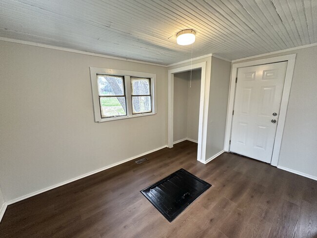 Photo - 1556 Burgin Ave