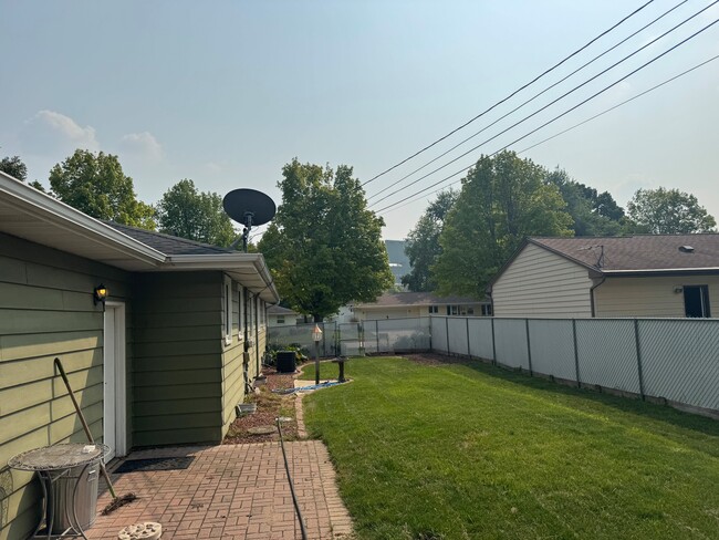 Patio trasero cercado - 1736 Spence St