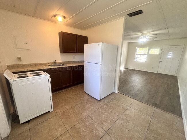 Photo - 842 Lake Ave