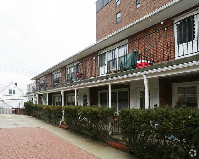 319 E Broadway