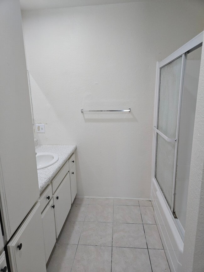 Photo - 2433 E Garvey Ave N Unidad 2