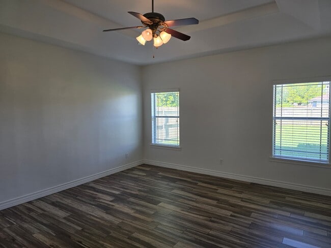 Master Bedroom - 904 Shawnee Bend Rd
