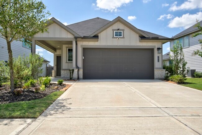 Building Photo - 7215 Clearwater Cv Dr