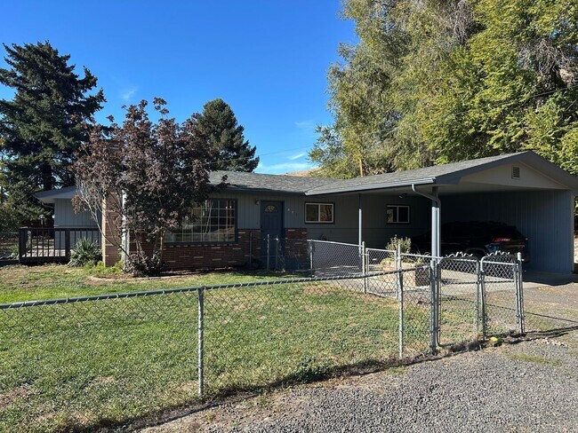 Photo - Spacious 4 Bedroom Home with Fireplace & F...