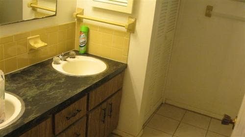 Bathroom - 901-905 S Broadway