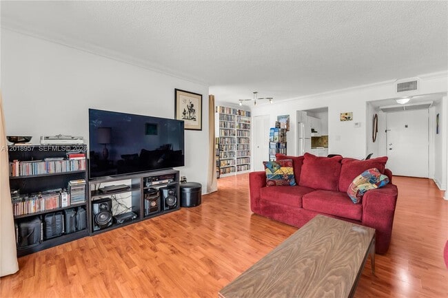 Photo - 525 Coral Wy Unit 402