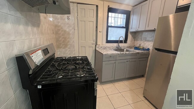 Building Photo - LARGE AND BRIGHT 1 BEDROOM / WITH LARGE BA... Rental