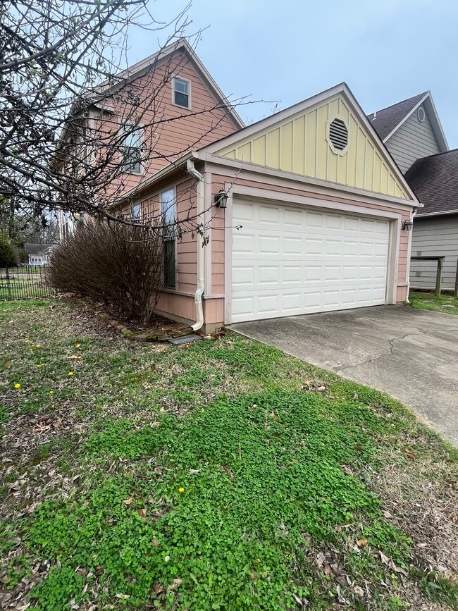 Photo - 400 Warner Ave