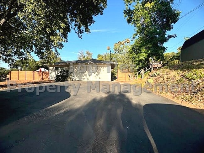 Building Photo - 3 Bed/ 2 Bath Spacious Family Home with Su...