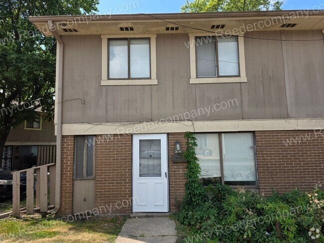 Building Photo - Beautiful 3 Bedroom Townhouse across from ...