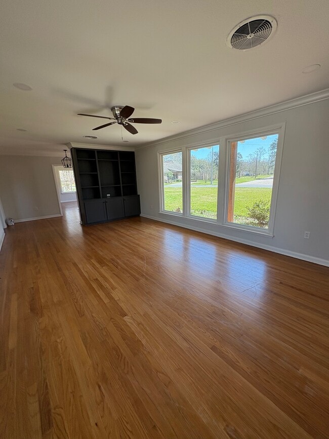 Large windows with lots of light - 9163 N Parkview Dr