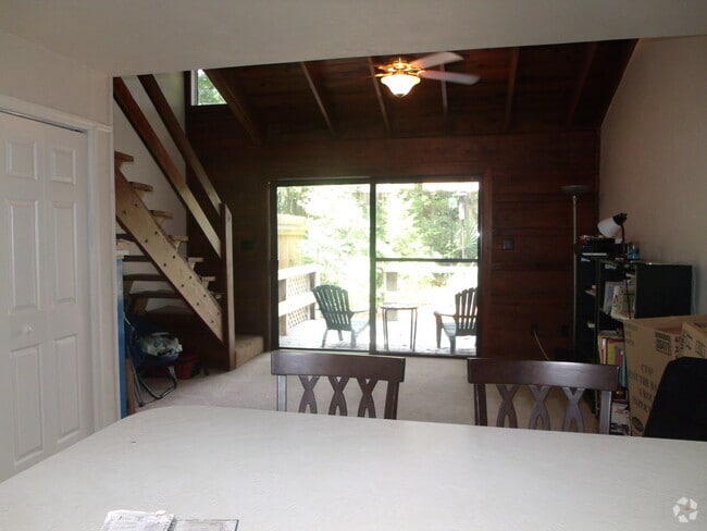 Building Photo - 850 E College Ave Unit #4 Rental