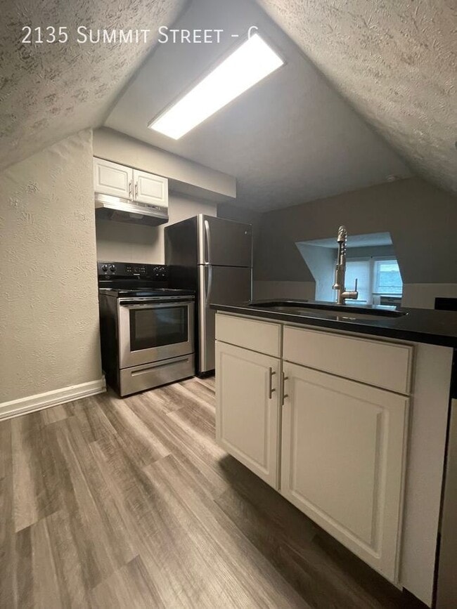 Photo - 2135 Summit St Unidad C