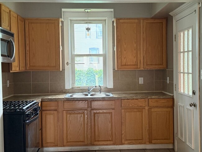 Photo - 952 Market St