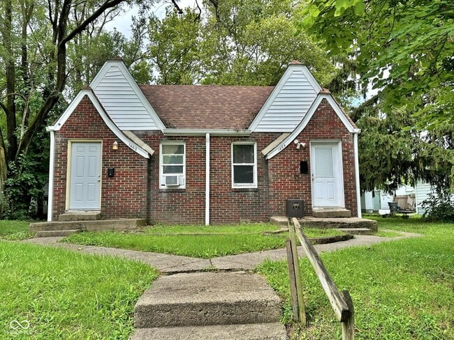 Building Photo - 1462 N Gladstone Ave