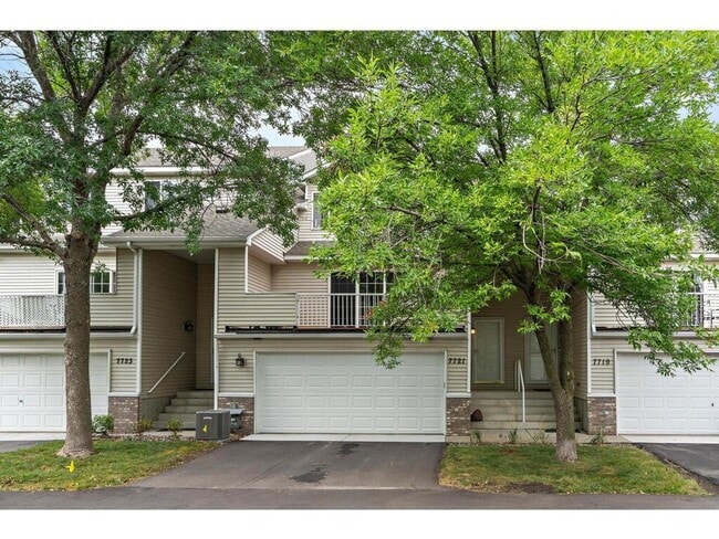 Building Photo - Lovely 2BR Plus Townhome with 2-Car Garage...