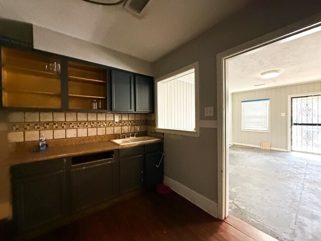 Photo - 1027 Waring Rd