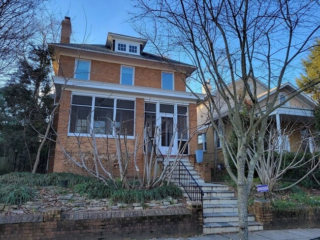Building Photo - An exceptionally large and well-appointed 1BR 1BA with ALL utilities near Georgetown