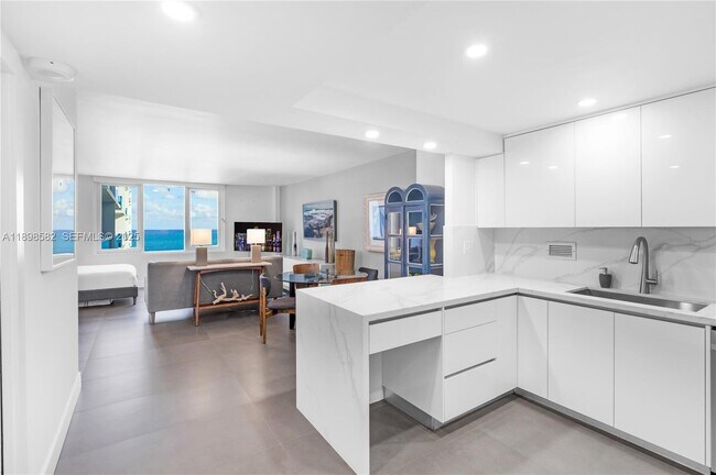 Building Photo - 2301 Collins Ave Unit 1543