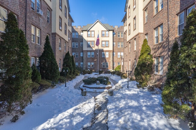 Photo - English Manor Apartments