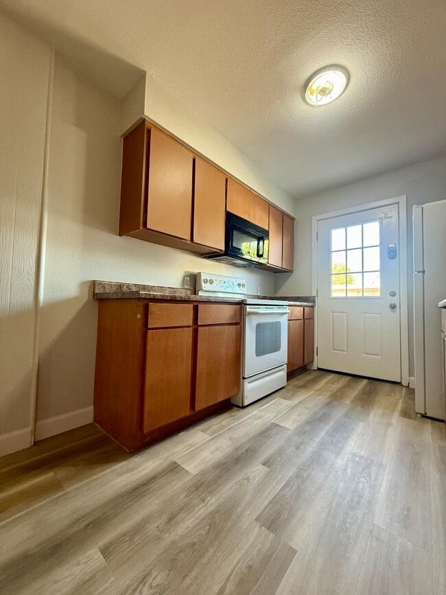 Photo - 825 E 5th St