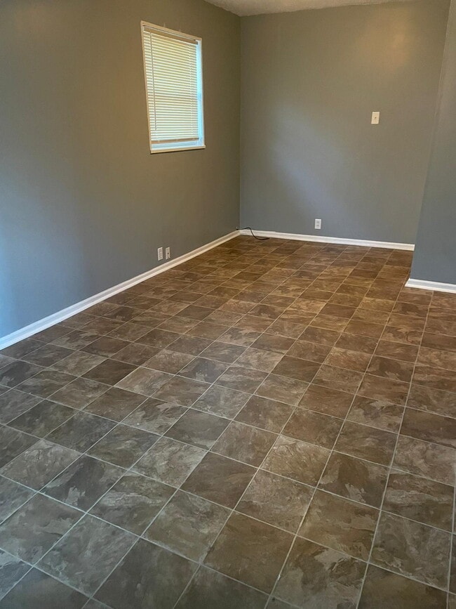 Photo - "Charming 3-Bed Sanctuary in St. Louis – Cozy Comfort Awaits on Ventura Drive!" We accept sectio...