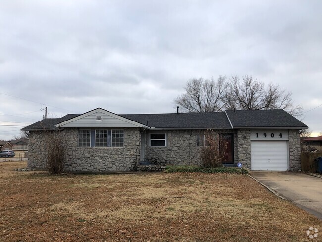 Building Photo - 3 bdrm plus bonus roo. Section 8 is ok Rental