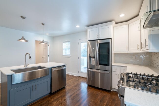 Photo - 634 Stokeswood Ave SE