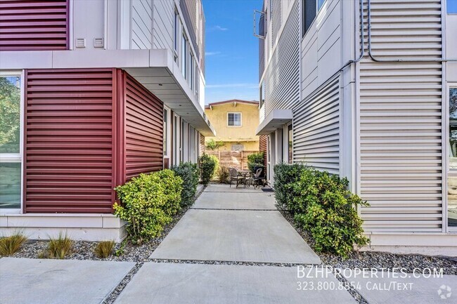 Building Photo - Gorgeous Modern Townhouse In Prime Mid-City Unit 4522