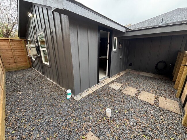 Photo - 430 Hutcheson St