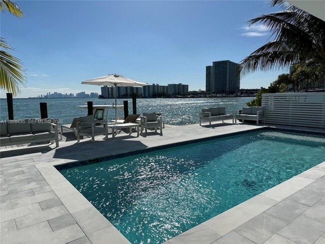 Building Photo - 1930 Bay Dr Unit 2