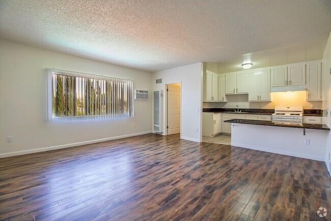 Building Photo - 6546 Sepulveda Blvd Van Nuys, CA 91411 Unit 209A Rental