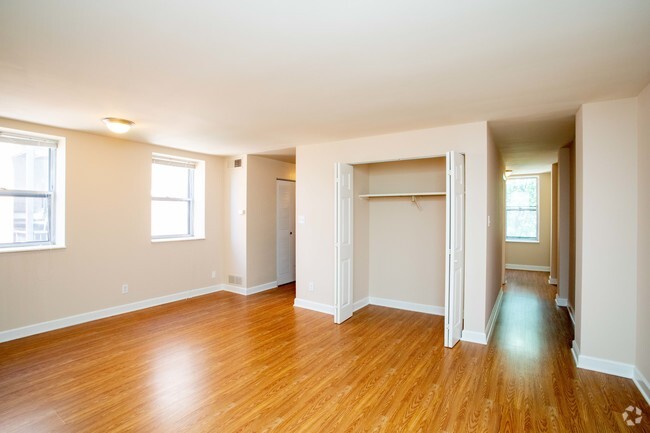 1BR, 1BA - 791 SF