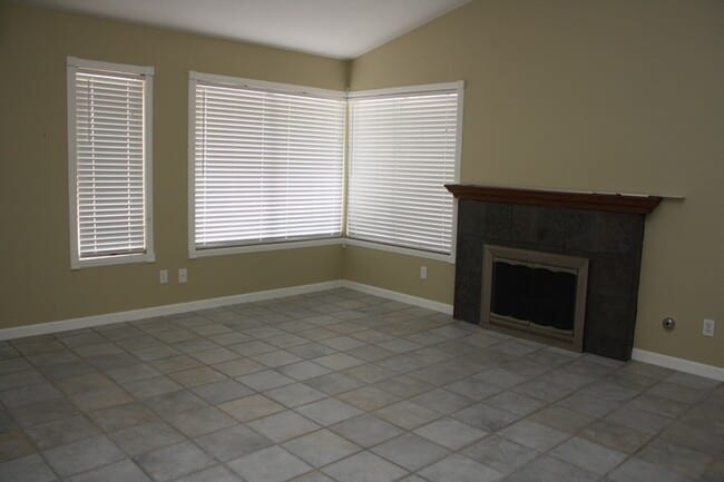 Photo - Fabulous 3 bedroom 2 bathroom Big Back Yard
